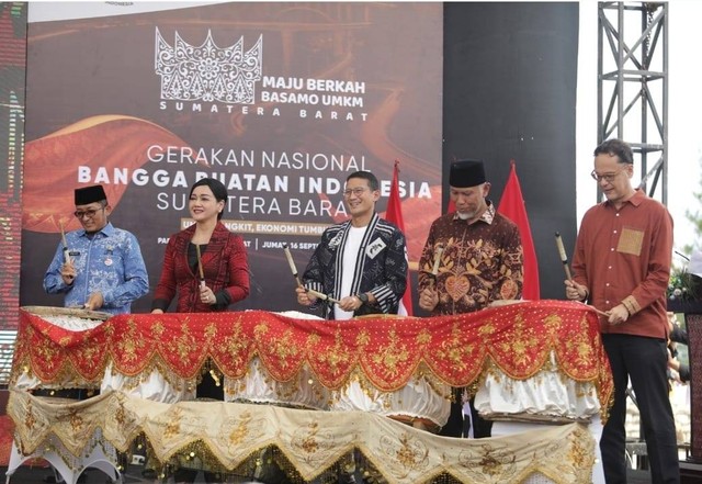 Anggota Dewan Komisioner OJK Bidang Edukasi dan Perlindungan Konsumen Friderica Widyasari Dewi, dalam penutupan Gernas BBI Sumbar di Padang, Jumat (16/9/2022). Dokumentasi: Humas OJK
