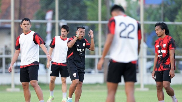 Caretaker Persis Solo, Rasiman, memimpin latihan klub tersebut. FOTO: Dok Istimewa