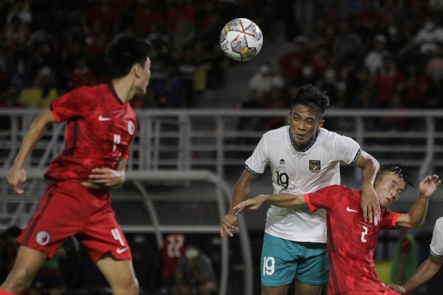 Pemain Timnas U-19 Indonesia Rabbani Tasnim Siddiq (kedua kiri) berebut bola dengan pemain Timnas U-19 Hong Kong Ryan Lee (kanan) saat babak kualifikasi Piala Asia U-20 2023 Grup F di Stadion Gelora Bung Tomo, Surabaya, Jawa Timur, Jumat (16/9/2022). Foto: Moch Asim/ANTARA FOTO