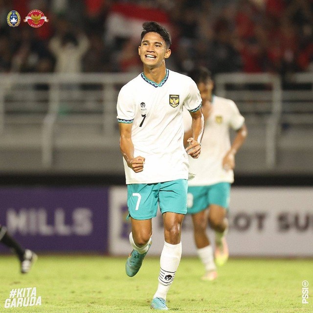 Pemain Timnas U-19 Indonesia Marselino Ferdinan melakukan selebrasi usai mencetak gol ke gawang Timnas U-19 Hong Kong pada babak kualifikasi Piala Asia U-20 2023 Grup F di Stadion Gelora Bung Tomo, Surabaya, Jumat (16/9/2022). Foto: Instagram/@pssi