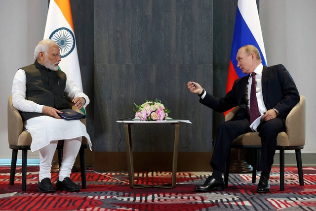 Presiden Rusia Vladimir Putin dan Perdana Menteri India Narendra Modi menghadiri pertemuan di sela-sela KTT Organisasi Kerjasama Shanghai (SCO) di Samarkand, Uzbekistan, Jumat (16/9/2022). Foto: Sputnik/Alexander Demyanchuk/Pool via REUTERS