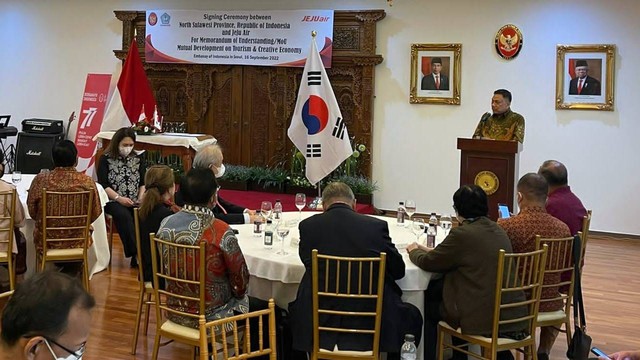Gubernur Sulawesi Utara, Olly Dondokambey saat memberikan sambutan di kegiatan penandatanganan nota kesepahaman kerja sama antara Pemerintah Provinsi Sulut dengan maskapai penerbangan Jeju Air asal Korea.