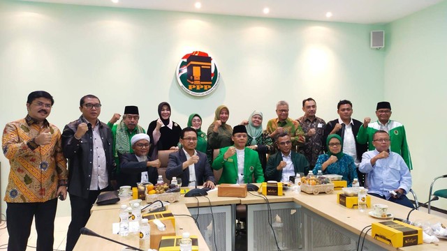 Plt Ketua Umum PPP Mardiono (tengah) menggelar konsolidasi dengan Fraksi PPP DPR RI, di Kantor DPP PPP, Menteng, Jakarta Pusat. Foto: Dok. Istimewa