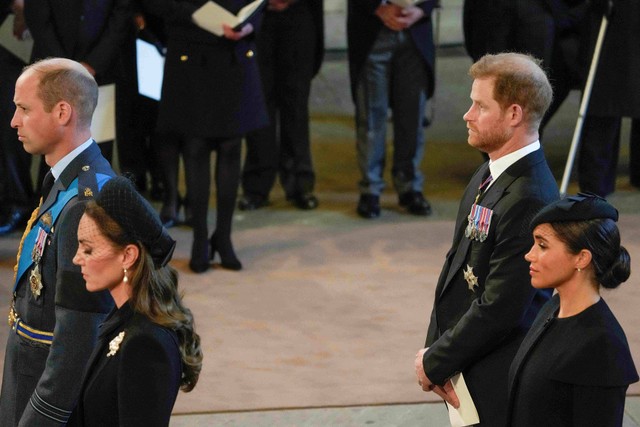 Pangeran William, Kate Middleton, Pangeran Harry dan Meghan berdiri setelah mengikuti prosesi peti mati Ratu Elizabeth II, ke Westminster Hall, di Istana Westminster, di London pada Rabu (14/9/2022). Foto: Gregorio Borgia / POOL / AFP