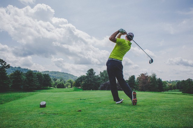 Rekomendasi Tempat Main Golf di Lombok, Foto Unplash, Courtney Cook