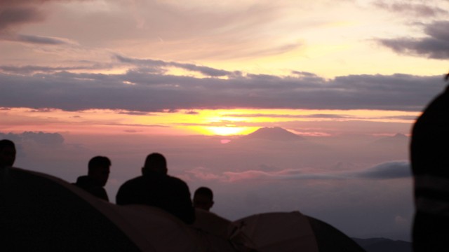 Gunung Prau spot sunrise di Dieng ,  foto oleh Indra Anggara di Unsplash