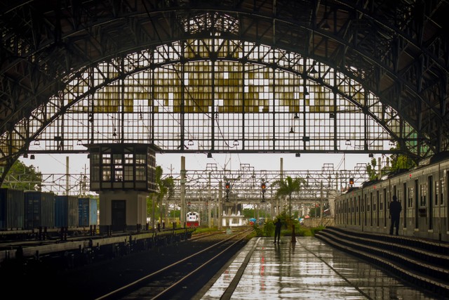 Ilustrasi stasiun kereta api/tarif parkir inap di stasiun tegal, foto oleh Febrian Adi di Unsplash