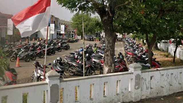 Tempat parkir motor Stasiun Tegal, foto: Google street view