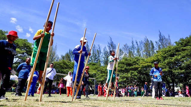 Anak-anak ikut lomba permainan tradisional di Banda Aceh. Foto: Suparta/acehkini