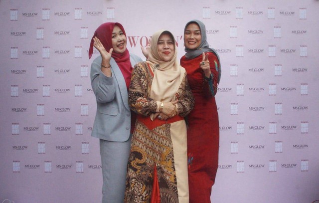 Istri Wakil Bupati Malang Hj Hanik Dwi Didik Gatot (kanan), istri Bupati Malang, Hj Anis Zaidah Sanusi (tengah) dan istri Sekretaris Daerah (Sekda) Kabupaten Malang Hj Hanik A Wahyu Hidayat (kiri). Foto/Rubianto