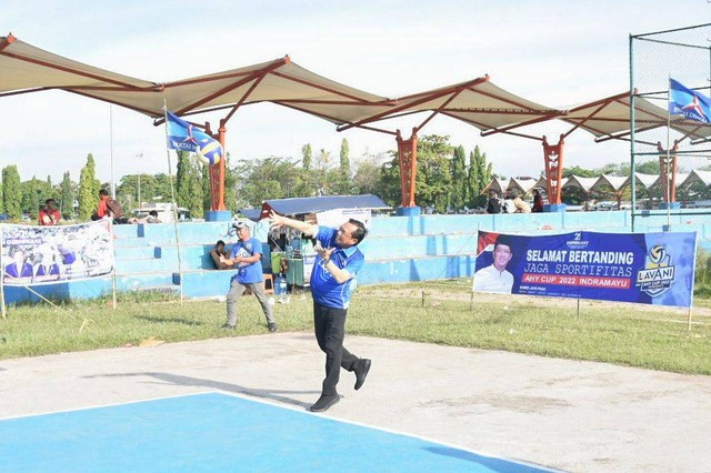 Kepala BPOKK DPP Partai Demokrat yang juga Anggota DPR RI, Dr. Ir. H.E Herman Khaeron, M.Si saat membuka turnamen voli AHY Cup 2022 di lapangan voli Sport Center Indramayu, Sabtu (17/9/2022. (Tomi Indra)