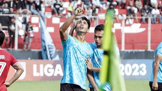 Penyerang Sulut United FC, Rizky Dwi merayakan gol yang diciptakannya pada menit ke-9. Sulut United menang 2-0 atas Persiba Balikpapan pada pertandingan di Stadion Klabat Manado, Sabtu (17/9). (foto: dokumen sulut united)