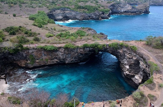 Foto udara wisatawan mengunjungi Broken Beach, Nusa Penida, Klungkung, Bali, Sabtu (17/9/2022). Foto: Fikri Yusuf/Antara Foto