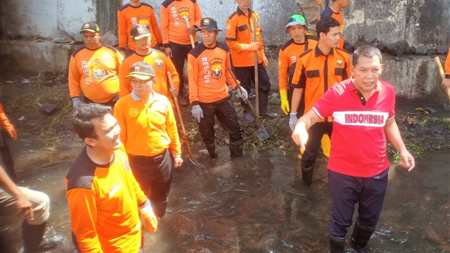 Wakil Wali Kota Solo sekaligus Sekretaris DPC PDIP Solo, Teguh Prakosa, saat kerja bakti membersihkan Kali Pepe, Solo, Sabtu (17/09/2022). FOTO: Agung Santoso