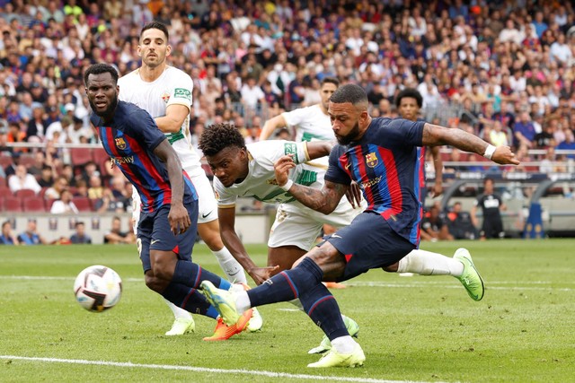 Pemain FC Barcelona Memphis Depay mencetak gol keduanya saat melawan Elche, di Stadion Camp Nou, Barcelona, Spanyol, Sabtu (17/9/2022). Foto: Albert Gea/REUTERS