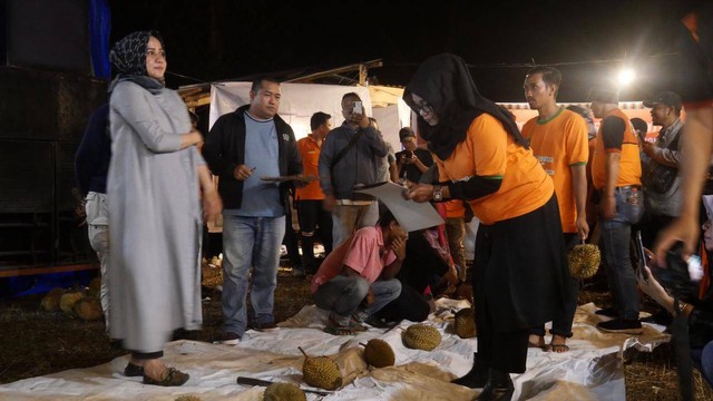 Kemah Durian Season 3 'Muhun ala WKS' di Desa Jontor, Kecamatan Penanggalan, Kota Subulussalam, turut dihadiri anggota DPR Aceh, Darwati Agani (paling kiri). Foto: Yudi Ansyah/acehkini