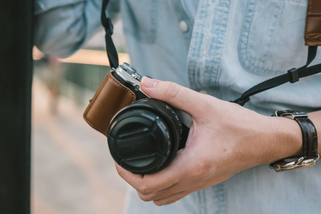 Half casing untuk kamera mirrorless. Foto: Shutterstock