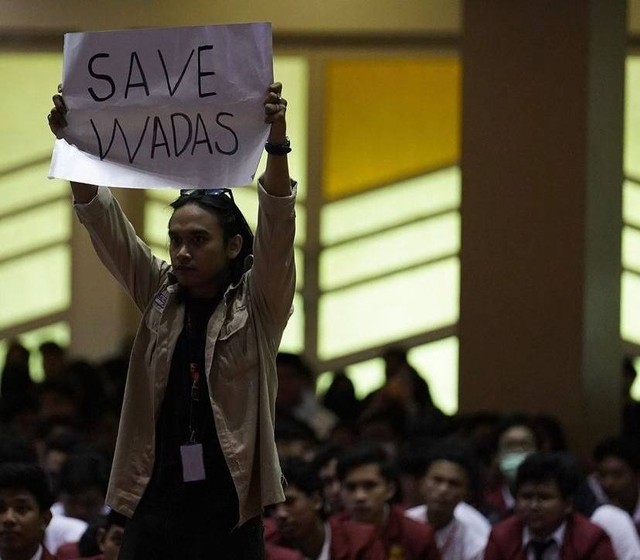 Poster Save Wadas disaksikan 5500 Mahasiswa Baru Universitas Muhammadyah Yogyakarta pada acara Mataf UMY 2022