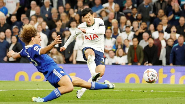 Pemain Tottenham Hotspur Son Heung-min mencetak gol keenam mereka saat hadapi Leicester City di Stadion Tottenham Hotspur, London, Inggris, Sabtu (17/9/2022). Foto: Tony Obrien/REUTERS