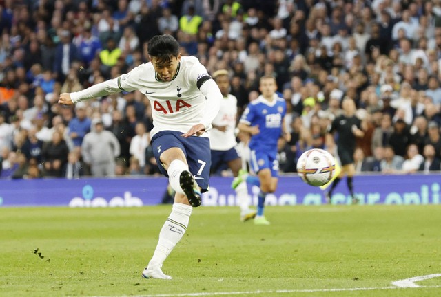 Pemain Tottenham Hotspur Son Heung-min mencetak gol keempat mereka saat hadapi Leicester City di Stadion Tottenham Hotspur, London, Inggris, Sabtu (17/9/2022). Foto: Action Images via Reuters/Peter Cziborra