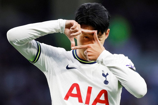 Pemain Tottenham Hotspur Son Heung-min berselebrasi usai mencetak gol keempat mereka saat hadapi Leicester City di Stadion Tottenham Hotspur, London, Inggris, Sabtu (17/9/2022). Foto: Action Images via Reuters/Peter Cziborra
