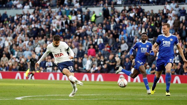 Pemain Tottenham Hotspur Rodrigo Bentancur mencetak gol ketiga mereka saat hadapi Leicester City di Stadion Tottenham Hotspur, London, Inggris, Sabtu (17/9/2022). Foto: Action Images via Reuters/Peter Cziborra