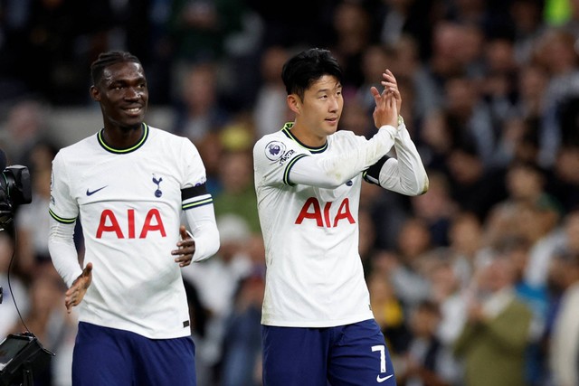 Pemain Tottenham Hotspur Yves Bissouma dan Son Heung-min berselebrasi setelah pertandingan hadapi Leicester City di Stadion Tottenham Hotspur, London, Inggris, Sabtu (17/9/2022). Foto: Action Images via Reuters/Peter Cziborra