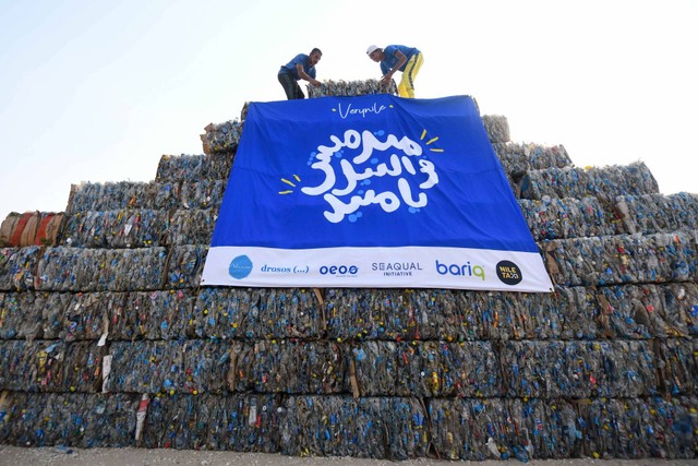 Relawan lingkungan membangun piramida yang terbuat dari sampah plastik yang dikumpulkan dari sungai Nil, peringati Hari Pembersihan Dunia, di daerah Giza, Mesir, Sabtu (17/9/2022). Foto: Ahmed Hasan/AFP