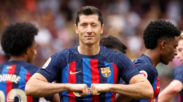 Pemain FC Barcelona Robert Lewandowski merayakan gol pertama mereka saat melawan Elche, di Stadion Camp Nou, Barcelona, Spanyol, Sabtu (17/9/2022). Foto: Albert Gea/REUTERS