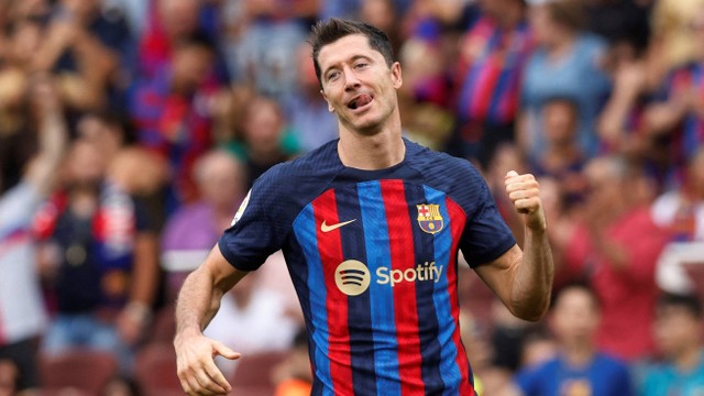 Pemain FC Barcelona Robert Lewandowski merayakan gol ketiga mereka saat melawan Elche, di Stadion Camp Nou, Barcelona, Spanyol, Sabtu (17/9/2022). Foto: Albert Gea/REUTERS