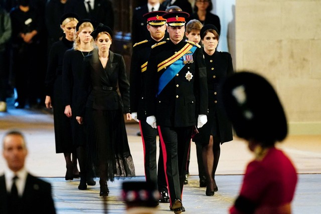 Pangeran William dan Pangeran Harry bersama para sepupunya saat prosesi jaga peti mati Ratu Elizabeth II, di catafalque di Westminster Hall, London, Inggris, Sabtu (17/9/2022). Foto: Aaron Chown/Pool via REUTERS