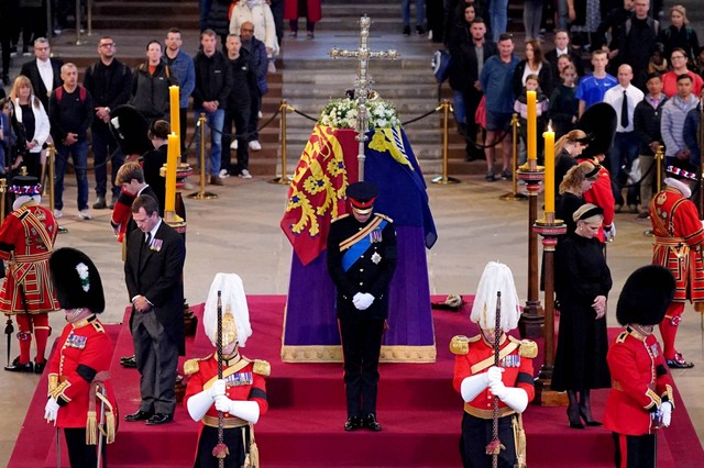 Pangeran William dan Pangeran Harry bersama para sepupunya saat prosesi jaga peti mati Ratu Elizabeth II, di catafalque di Westminster Hall, London, Inggris, Sabtu (17/9/2022). Foto: Yui Mok/Pool via REUTERS