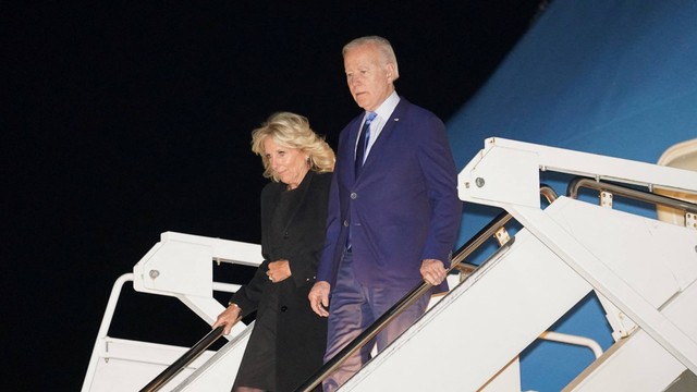 Presiden AS Joe Biden dan ibu negara Jill Biden turun dari Air Force One setibanya di Bandara Stansted untuk menghadiri pemakaman Ratu Elizabeth II di London, Inggris, Sabtu (17/9/2022). Foto: Kevin Lamarque/REUTERS
