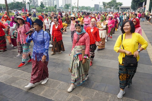Perkumpulan Perempuan Berkebaya Indonesia dan Indonesia Menari melakukan acara jalan sehat di area Car Free Day (CFD) Senayan, Jakarta pada Minggu (18/9). Foto: Iqbal Firdaus/kumparan
