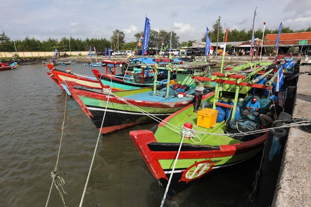 Sejumlah kapal nelayan di lokasi peresmian Insiasi Program Solar untuk Koperasi (SOLUSI) Nelayan KUD Mino Saroyo. Foto: Dok: Kemenkop UKM