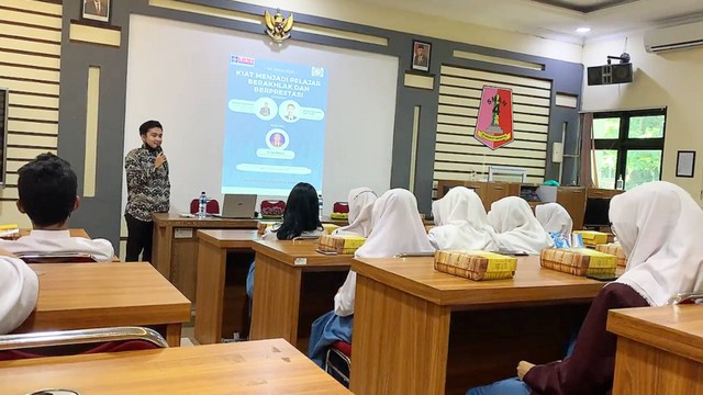 Ice breaking sebelum memulai acara oleh moderator. Sumber: dokumentasi pribadi. 