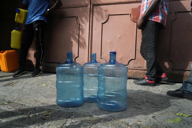 Orang-orang berkumpul di luar stasiun air untuk menerima air di tengah krisis air yang melanda di Port-au-Prince, Haiti, Sabtu (17/9/2022). Foto: Jess DiPierro Obert/REUTERS