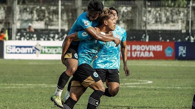 Pemain Sulut United FC saat merayakan gol kedua yang diciptakan ke gawang Persiba Balikpapan pada pertandingan di Stadion Klabat Manado, Sabtu (17/9). (foto: medsos sulut united)