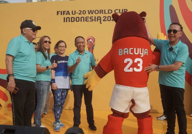 Menteri Pemuda dan Olahraga Zainudin Amali bersama Ketua PSSI Mochamad Iriawan saat parade perkenalan maskot Piala Dunia U-20 2023 pada Hari Bebas Kendaraan Bermotor atau Car Free Day (CFD) di kawasan Bunderan Hotel Indonesia, Jakarta, Minggu (18/9). Foto: PSSI