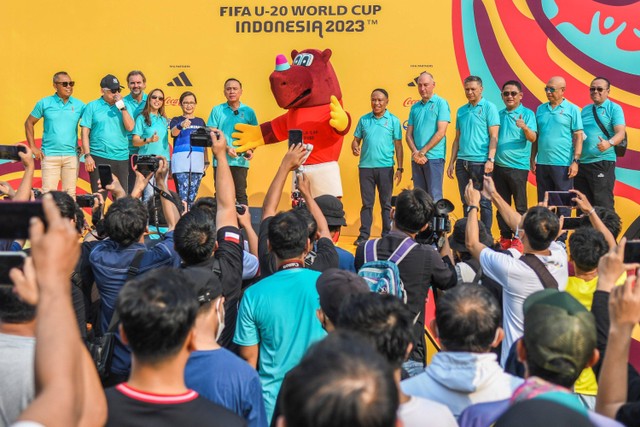 Parade perkenalan maskot Piala Dunia U-20 2023 pada Hari Bebas Kendaraan Bermotor atau Car Free Day (CFD) di kawasan Bunderan Hotel Indonesia, Jakarta, Minggu (18/9). Foto: Galih Pradipta/ANTARA FOTO