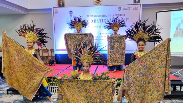 Model menunjukkan kain batik dalam launching Solo Batik Fashion (SBF) ke-14 di Hotel Solia Zigna, Solo. FOTO: Fernando Fitusia