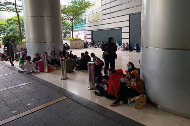 Pengunjung Mall West Grand Indonesia mengungsi di depan Arjuna Lobby, Grand Indonesia, Jakarta, Minggu (18/9/2022). Foto: Ainun Nabila/kumparan