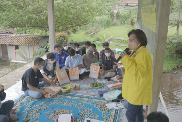 Praktisi Pariwisata UI, Ibu Suryani sedang Memberikan Pembekalan Tour Guide kepada Generasi Z Desa Tapos 1, Kecamatan Tenjolaya, Bogor 