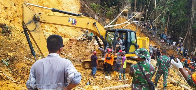 Tim SAR gabungan masih melakukan pencariant terhadap pekerja tambang emas ilegal yang tertimbun longsor. Foto: Dok Hi!Pontianak 