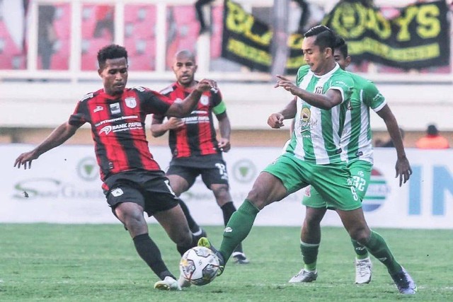 Pertandingan Liga 2 antara Persipura Jayapura vs Deltras FC, Minggu (18/9). Foto: Instagram/@deltras.official