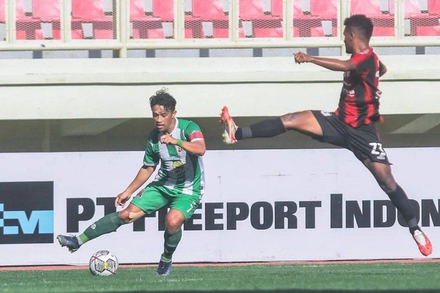 Pertandingan Liga 2 antara Persipura Jayapura vs Deltras FC, Minggu (18/9). Foto: Instagram/@deltras.official
