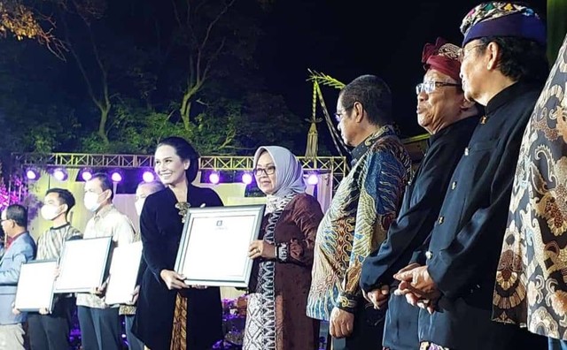 Sekjen Kemendikbud Ristek Dikti Ir Suharti memberikan penghargaan kepada Pemprov Lampung yang dalam Mahambara Gamelan Nusantara di Halaman Balai Kota Surakarta, Jumat (16/9/). | Foto: Disdikbud Lampung