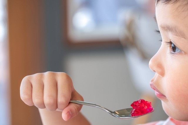 Ilustrasi anak makan puding. Foto: Shutterstock