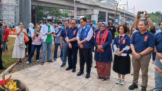 Gubernur DKI Jakarta Anies Baswedan saat meresmikan Taman Literatur Martha Christina Tiahahu, Jakarta, Selatan, Minggu (18/9). Foto: Ainun Nabila/kumparan