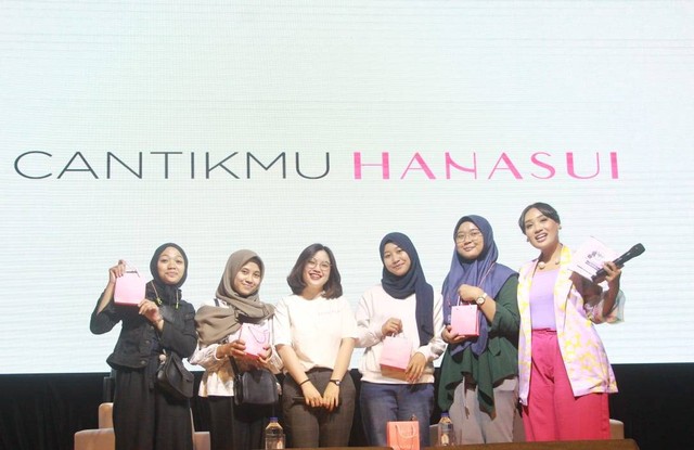 Foto bersama usai sharing produk Hanasui di Women's Day Out. foto/Rubianto